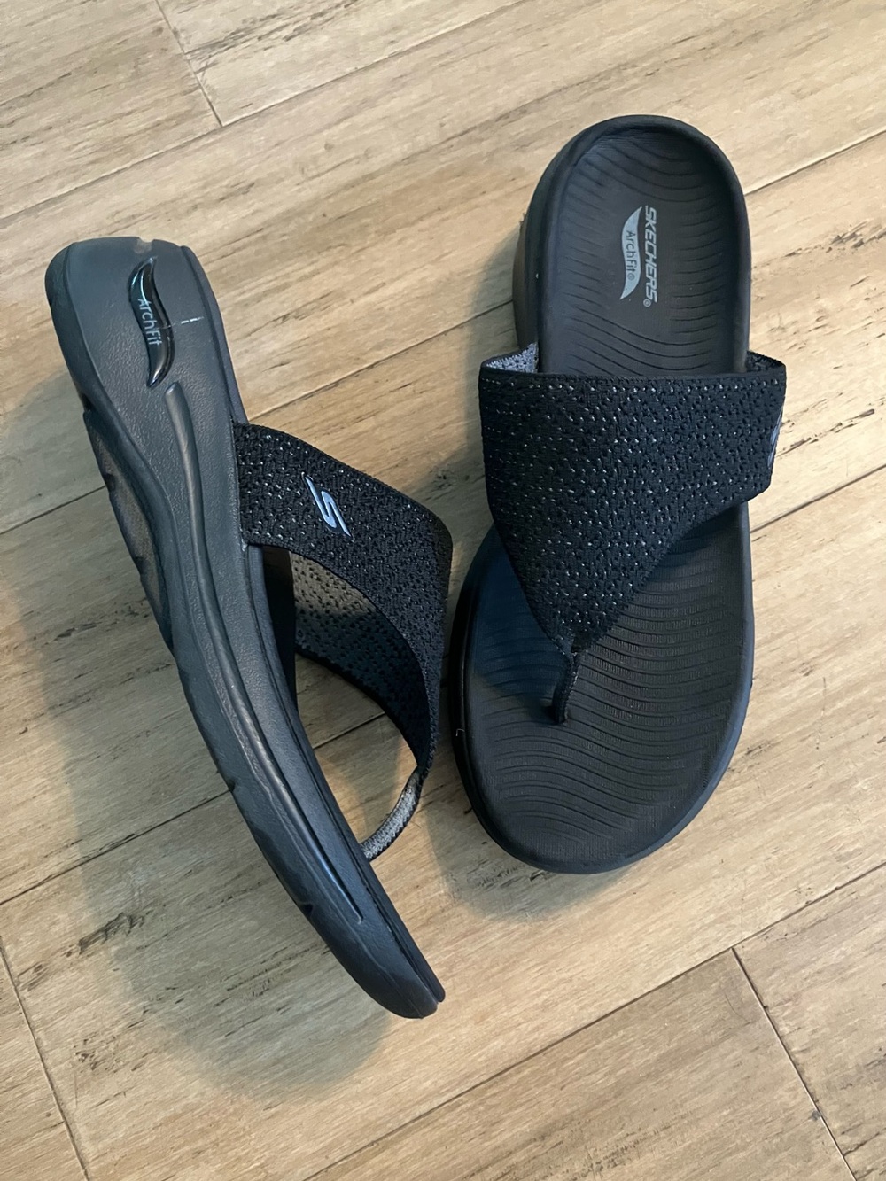 Skechers slide thong heel women’s sandals. Size 10